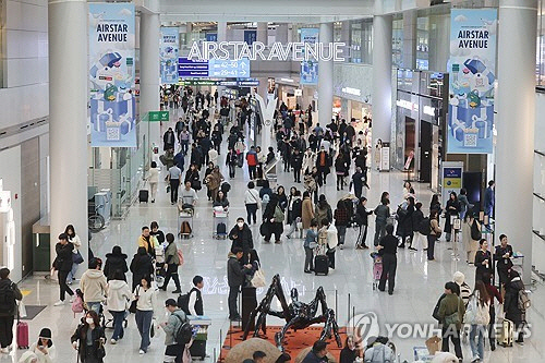 여행객들로 북적이는 인천국제공항 면세구역. 연합뉴스
